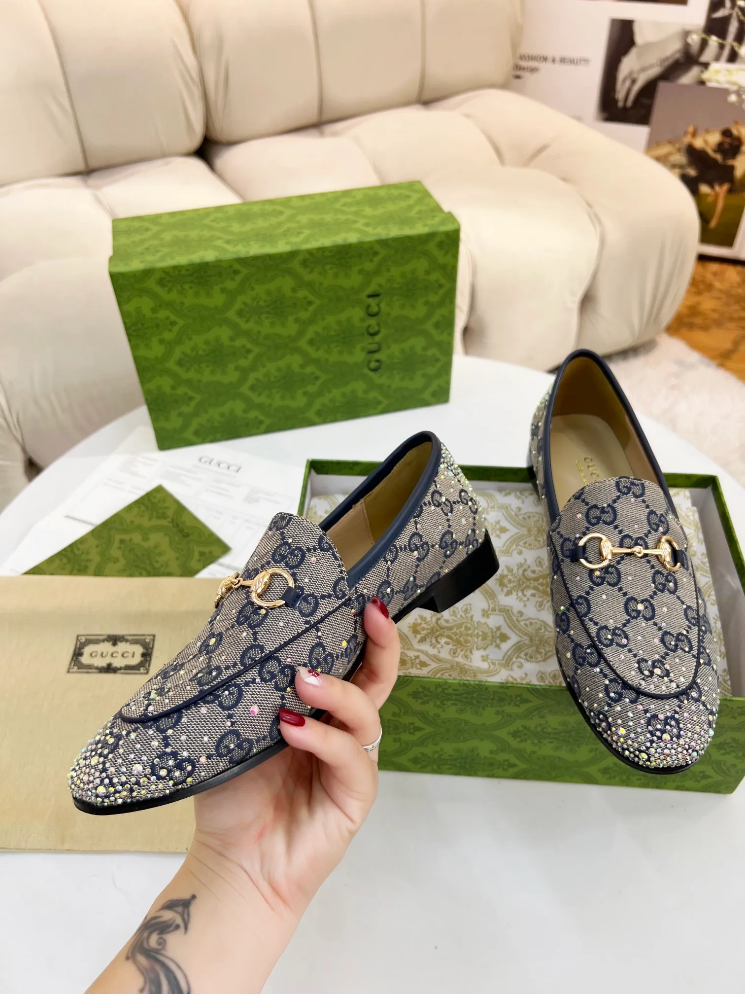 👟👟Ex-factory price 440👟👟 Genuine leather sole +50 Original quality guccisummer's latest limited edition shoes are on sale with top quality. Purchased genuine development original special hot diamond process classic double G presbyopic inner sheepskin with Italian original board material and craftsmanship are the same as the original! Code number: 35-42,
